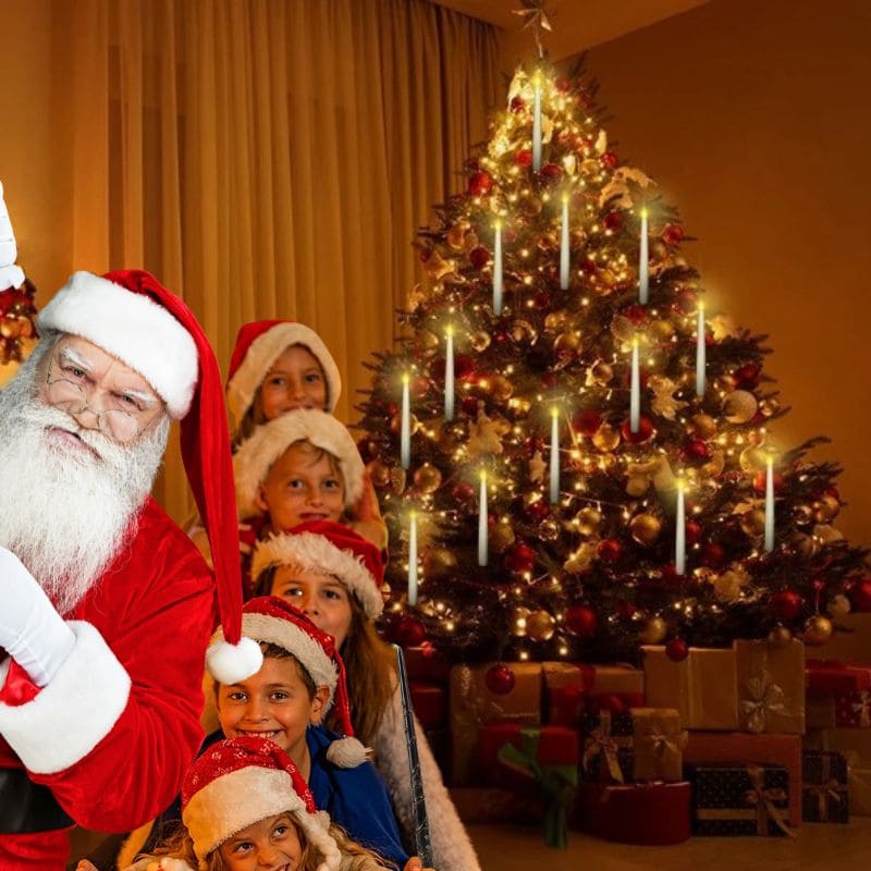 5 enfants espèrent oël avec leur bonnets rouge et blanc admirent les bougies flottantes Led installées sans danger dans le sapin de Noël illuminés. Père Noël est heureux