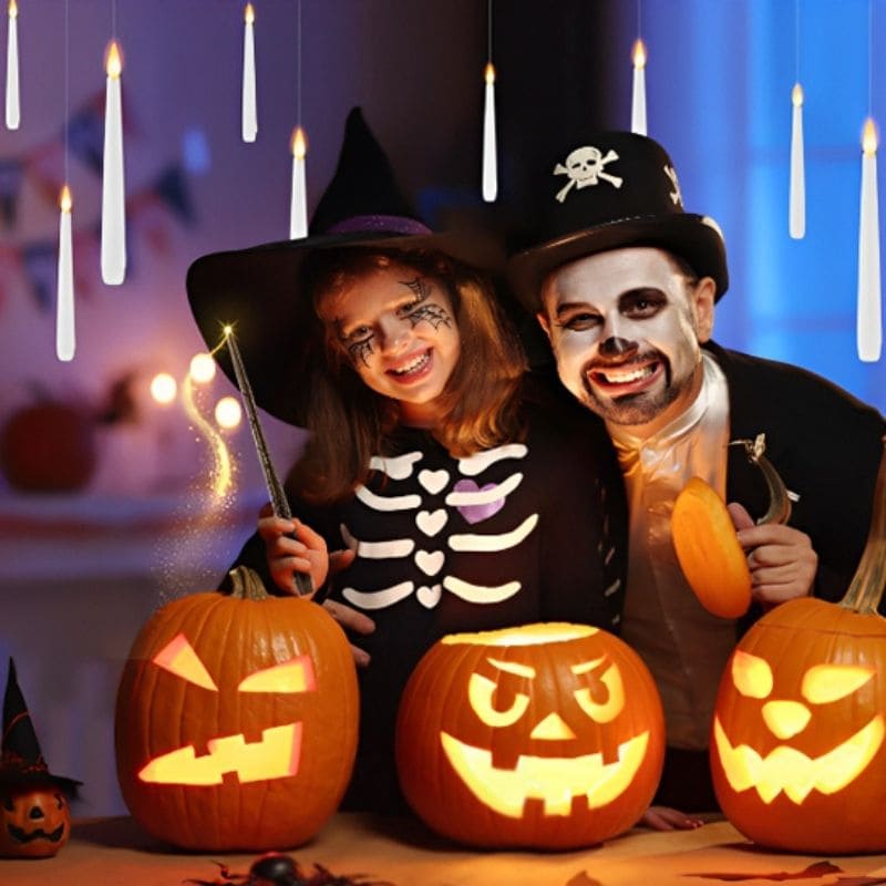 déguisés pour Halloween un père et sa fille allume chaque bougie flottante avec une baguette magique au grand bonheur des citrouille LED