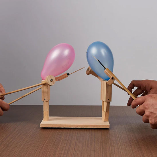 jeu de société à 2 joueur qui fait une animation endiablé avec l'effet surprise de ballon crevé c est un jeu gagnant pour tous vos partys