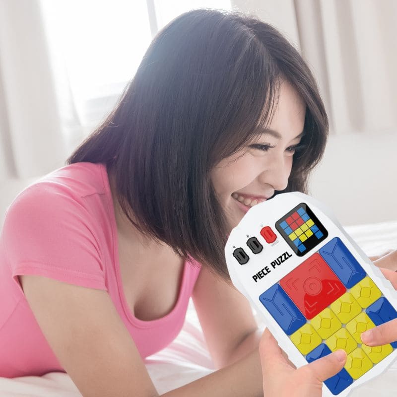 une femme rigole en jouant avec son jeu de logique casse tête blanc de la version officielle et popularisé mondialement