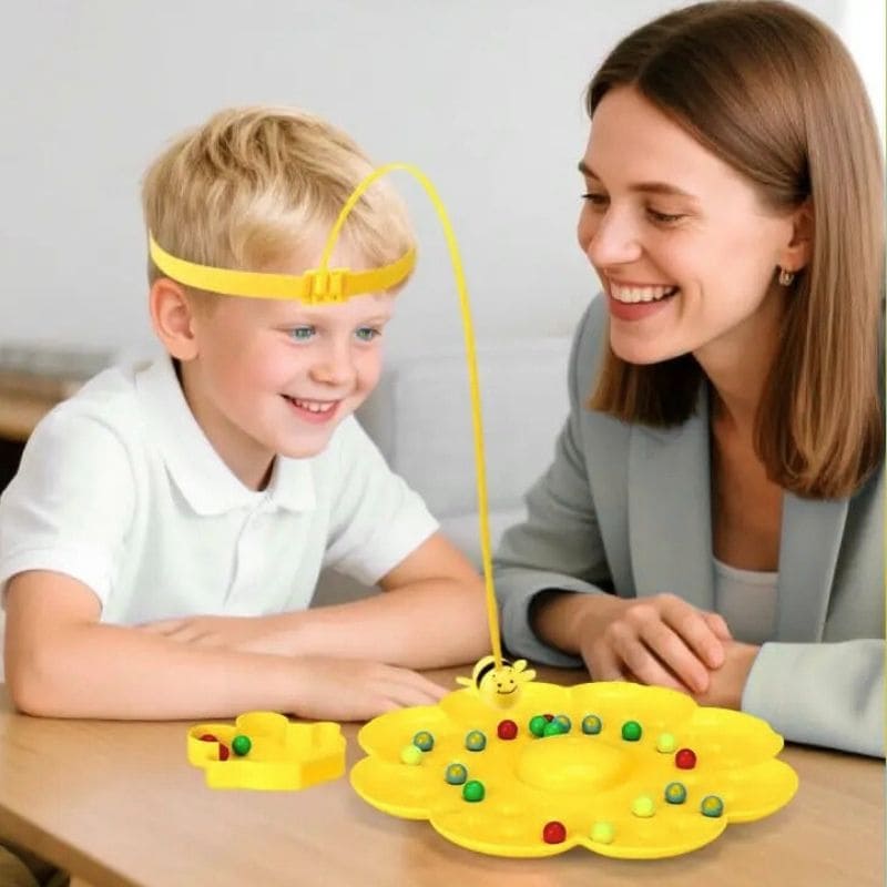 un garçon de 8 ans joue à son jeu de société 4 ans préféré