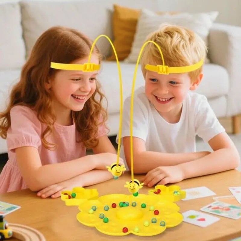 deux 2 enfant de 7 et 9 ans jouent au jeu de société 4 ans la pêche des abeilles et s'amusent beaucoup