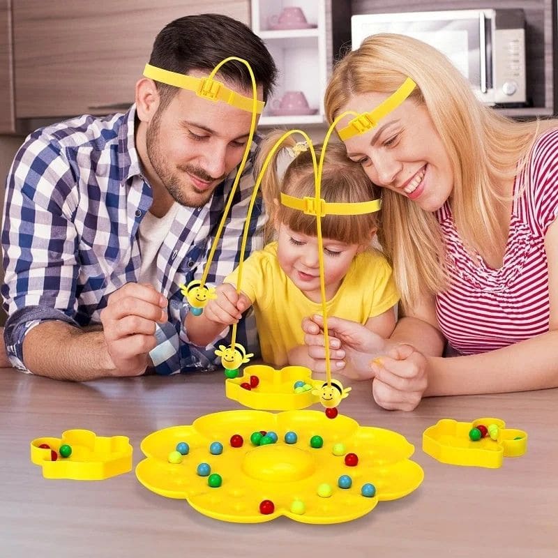 une famille joue au jeu de société 4 ans et ont beaucoup de plaisir