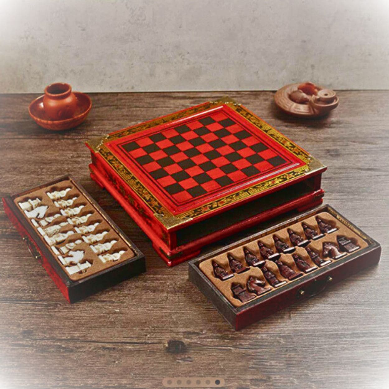 un superbe jeu d'échec en bois artisanal avec 2 tiroires de rangement des pièces un cadeau précieux à offrir