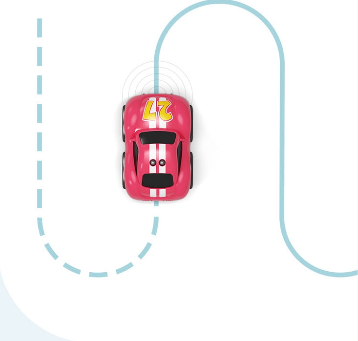 la MINI VOITURE TÉLÉCOMMANDÉE qui avance avec son oeil magique capteur de ligne noire dessinée au marqueur feutre sur papier l enfant trace son circuit a la main