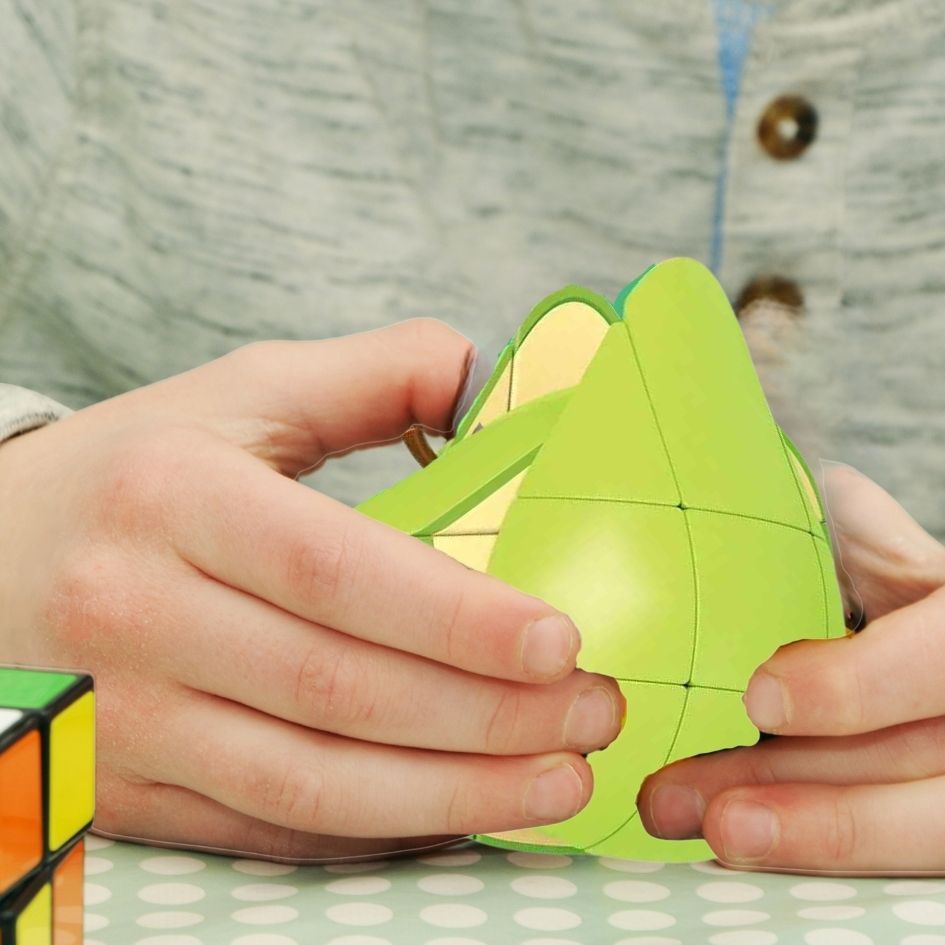 le puzzle 3d RUBIK Poire est entrain de se faire manipuler par un enfant, un jouet passionnant