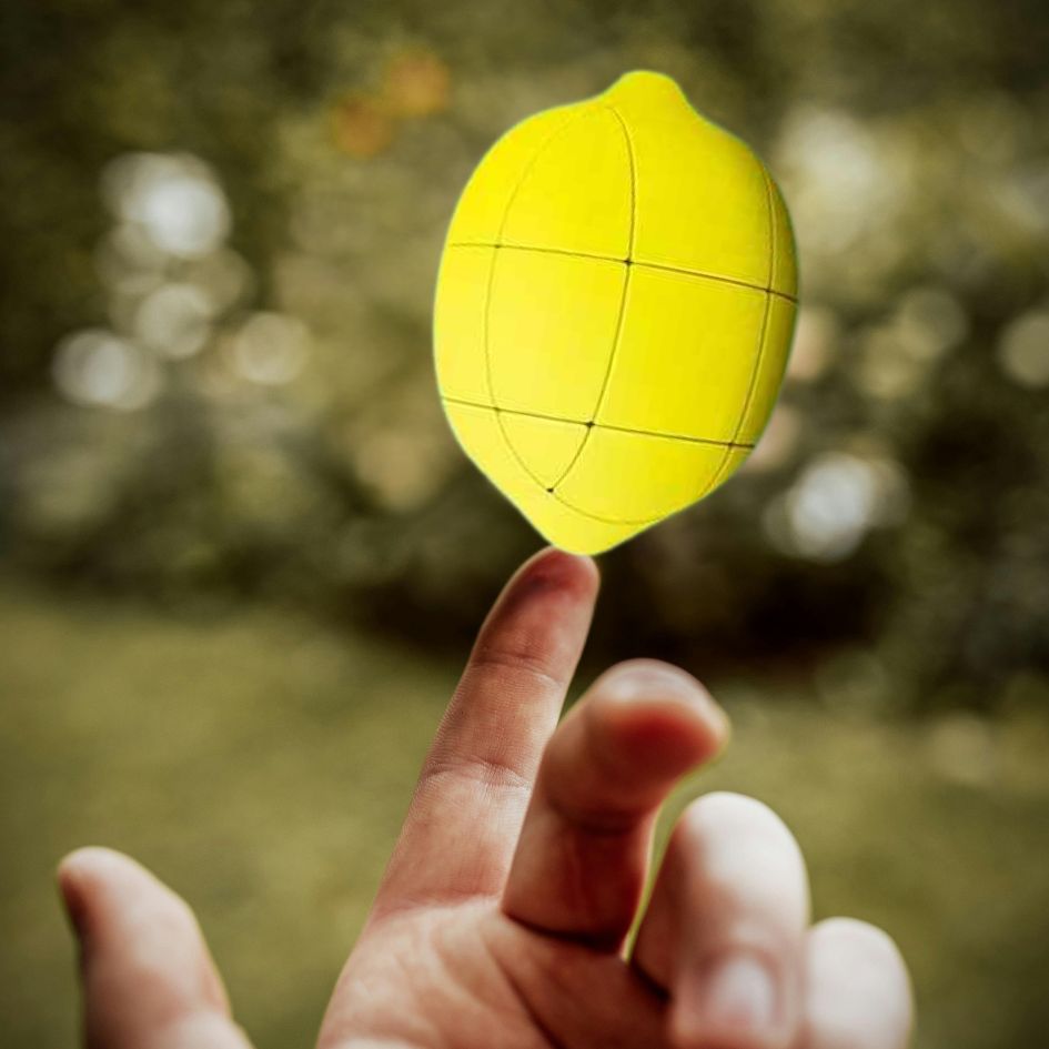 Un puzzle 3 D en forme de gros citron jaune est réussi par un enfant expert de rubik cube fruit