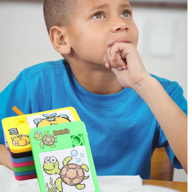utiliser un puzzle coulissant pour exercer la concentration et la pensée logique des enfants