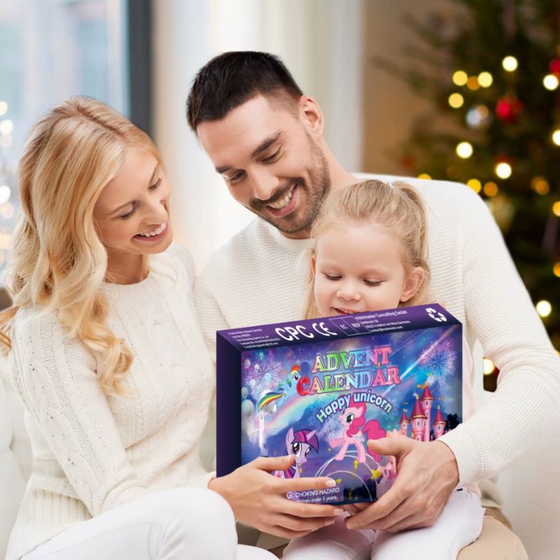 une famille offrant un rituel familiale a travers un calendrier de l'avent enfant petite licorne