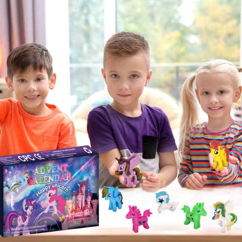 3 enfants jouent avec des petites licornes du calendrier de l'avent enfant licorne