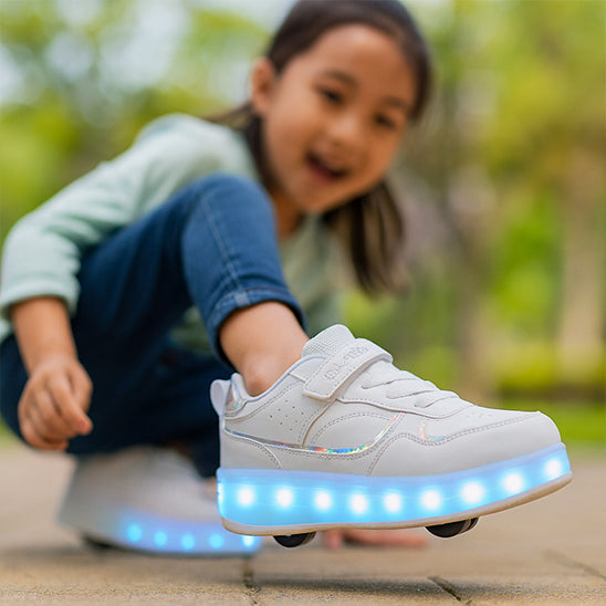 enfant avec chaussure a roulette blanche en cuir u et Led