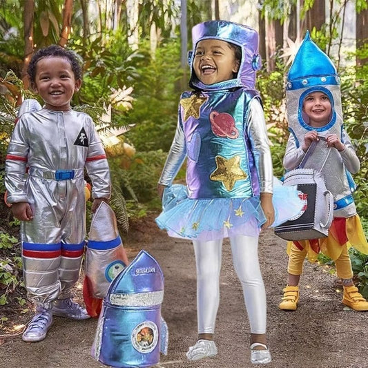 3 trois enfant portent un déguisement Halloween enfant brillant argenté d'astronaute, de robot et de fusée