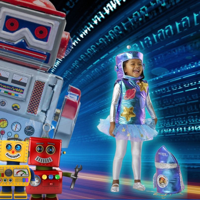 une fillette avec son déguisement halloween enfant de robot avec son sac de bonbon en forme de fusée bien rempli c est le bonheur de la fête