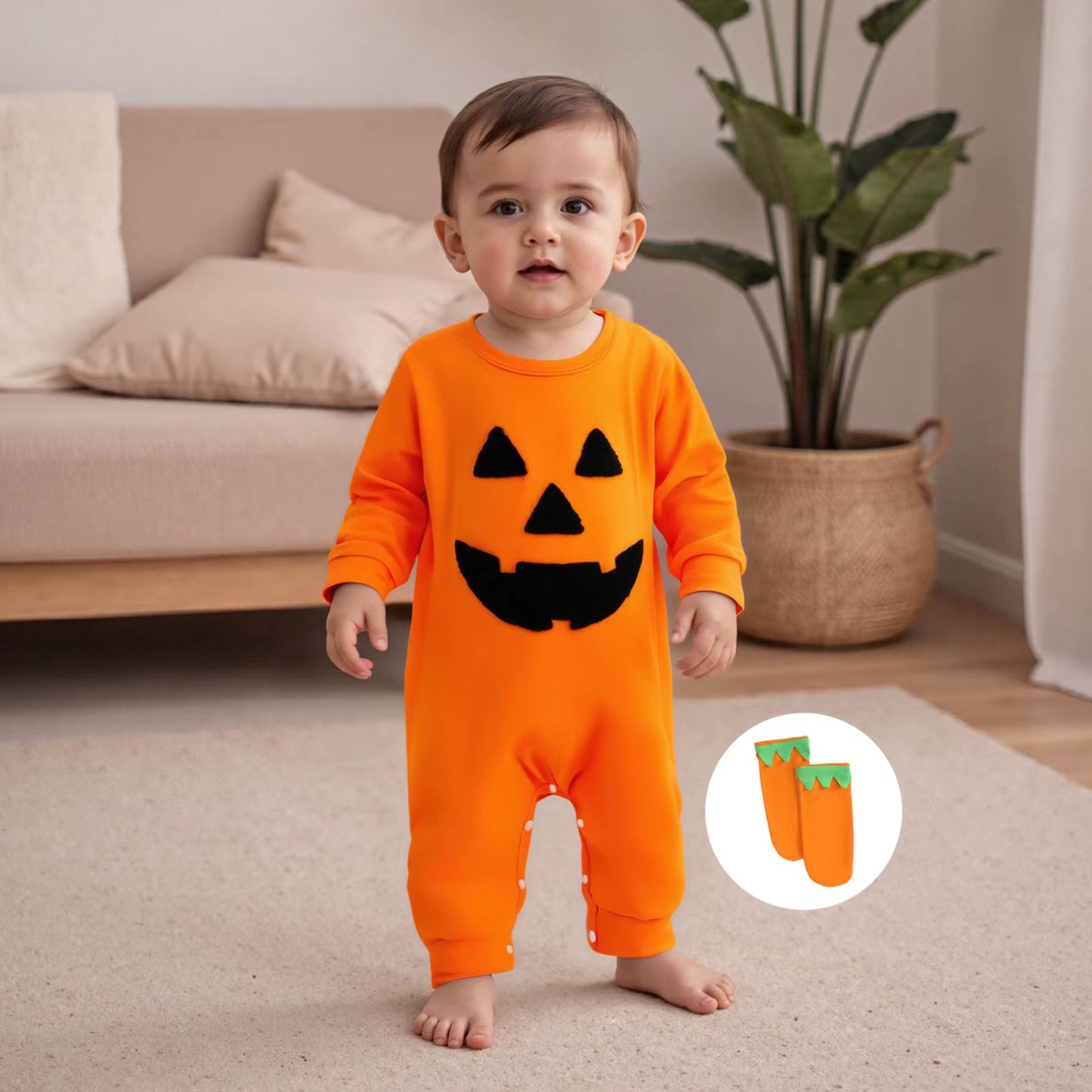 bambien debout dans sa barboteuse orange déguisement Halloween bébé citrouille