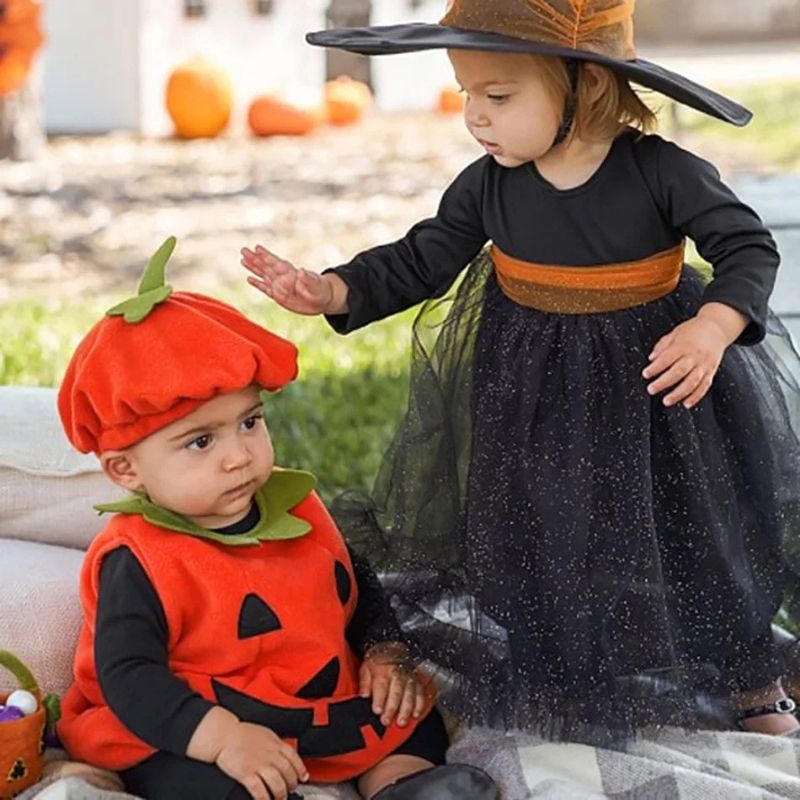 2 bambins déguisés dont un portant le deguisement Halloween bébé de citrouille mignonne confortable