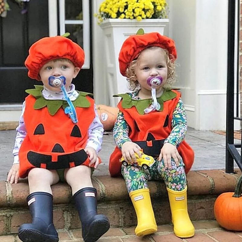 2 enfant de 2 ans avec leur deguisement halloween bébé de citrouille