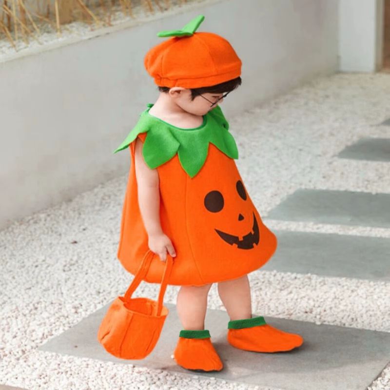un gamin de 3 ans marche dans son deguisement halloween bébé de citrouille très à l'aise dans ses mouvements