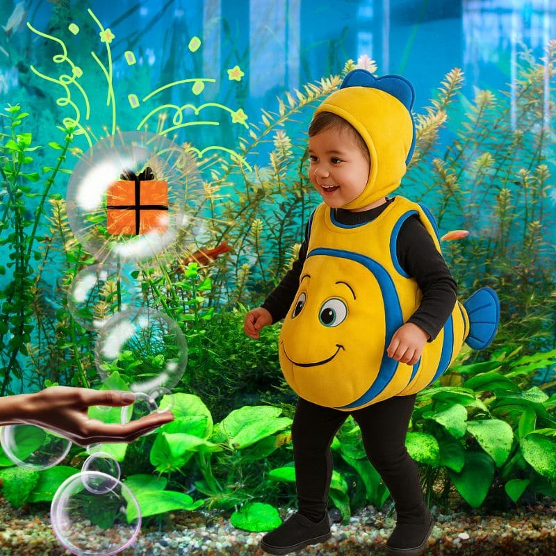 enfant porte deguisement poisson jaune et bleu pour jouer dans un aquarieum et reçoit une surprise avec achat
