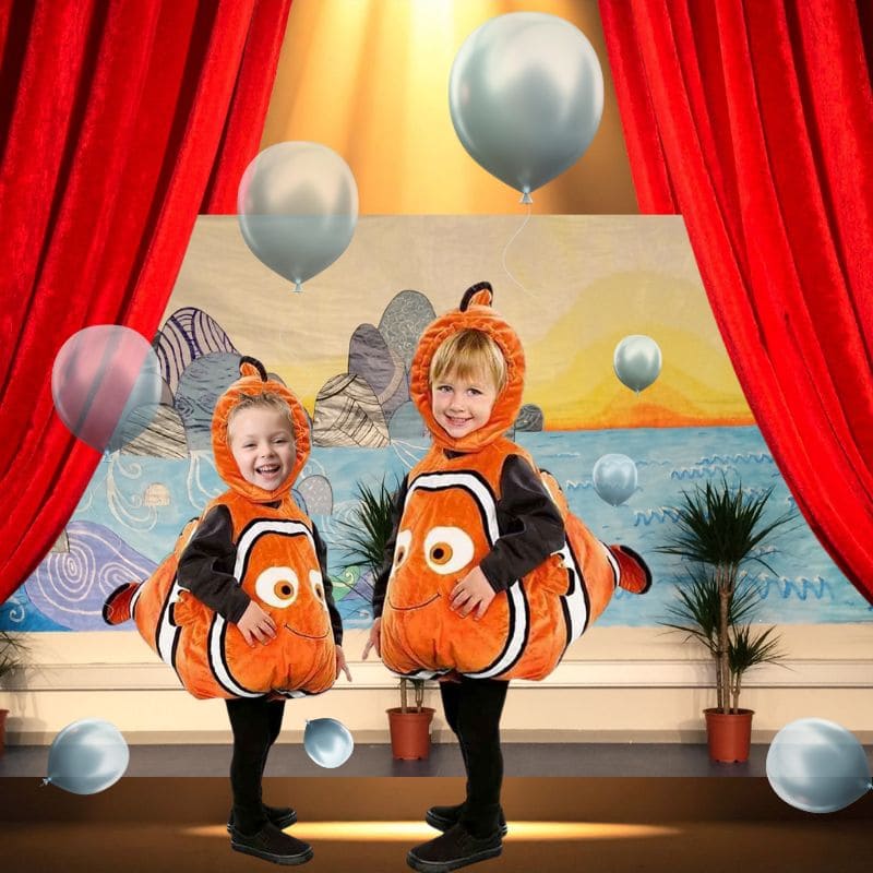 2 garçons portent un déguisement poisson costume de théâtre pour un spectacle Halloween à l'école