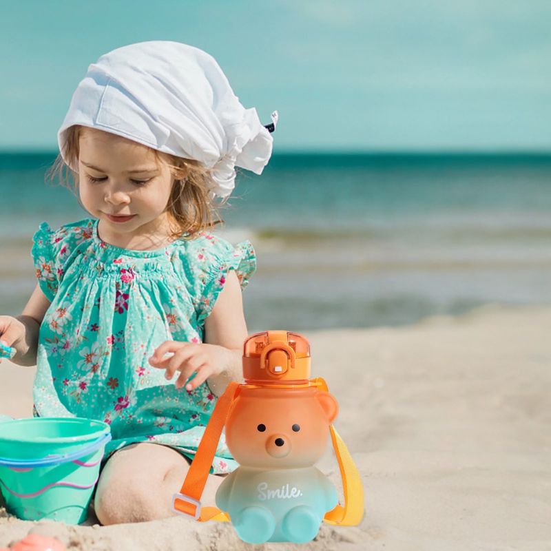 gourde-enfant-mignonne-ourson-paille-silicone-rétractable-avec-bandoulière-transport