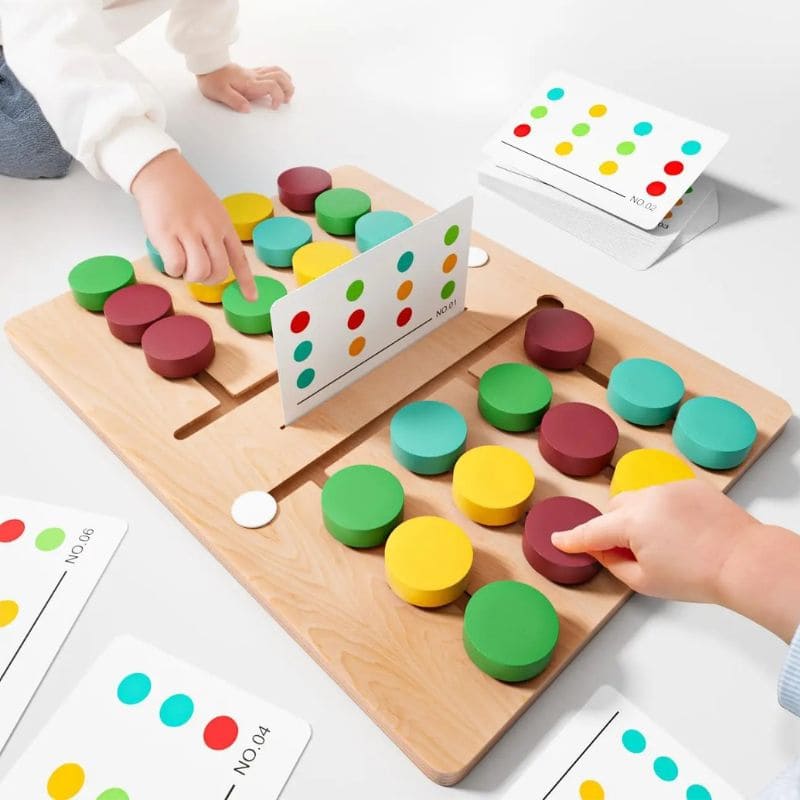2 jeunes joueurs débutent une partie de jeu de logique cache couleur version duel.