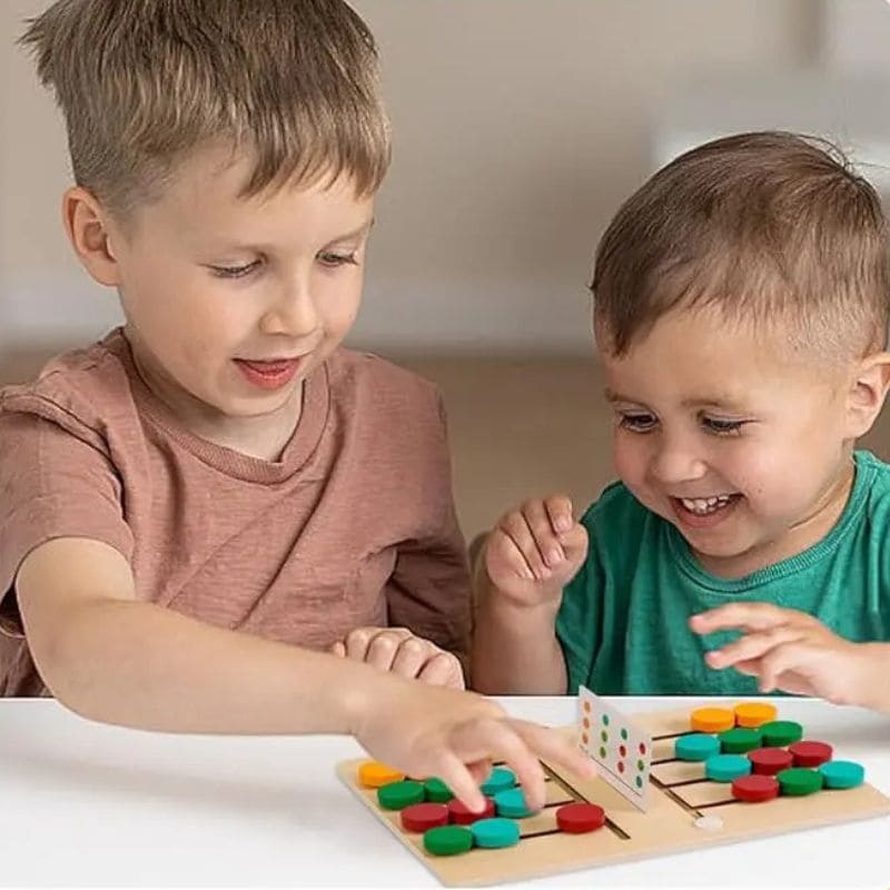 2 petits garçons jouent sur leur jeu de logique en bois en équipe avec des règles coopération