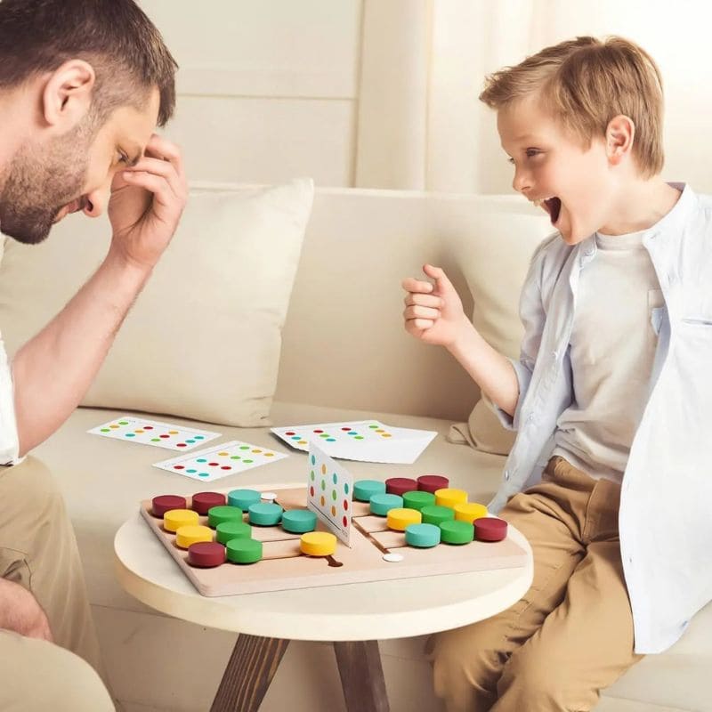un père et son fils joue au jeu de logique place tes couleurs en ordre et le fils a été plus rapide il est fier d'avoir gagné