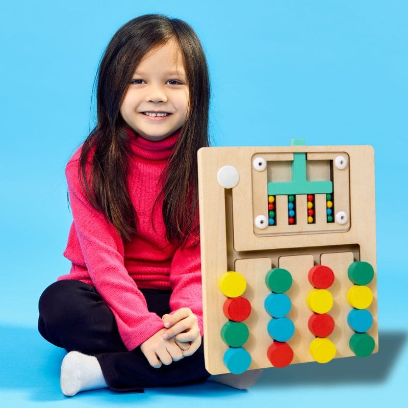 une jeune fillette de 5 ans est fière d'aréussi son jeu de logique rapidement