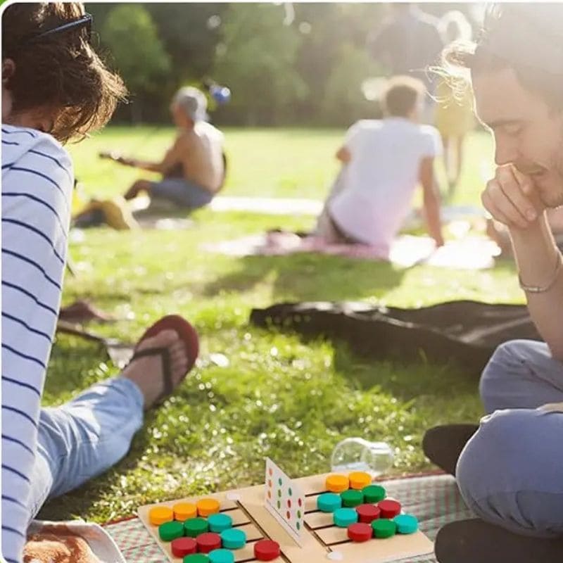 2 adultes jouent au jeu de logique des enfants dans un parc
