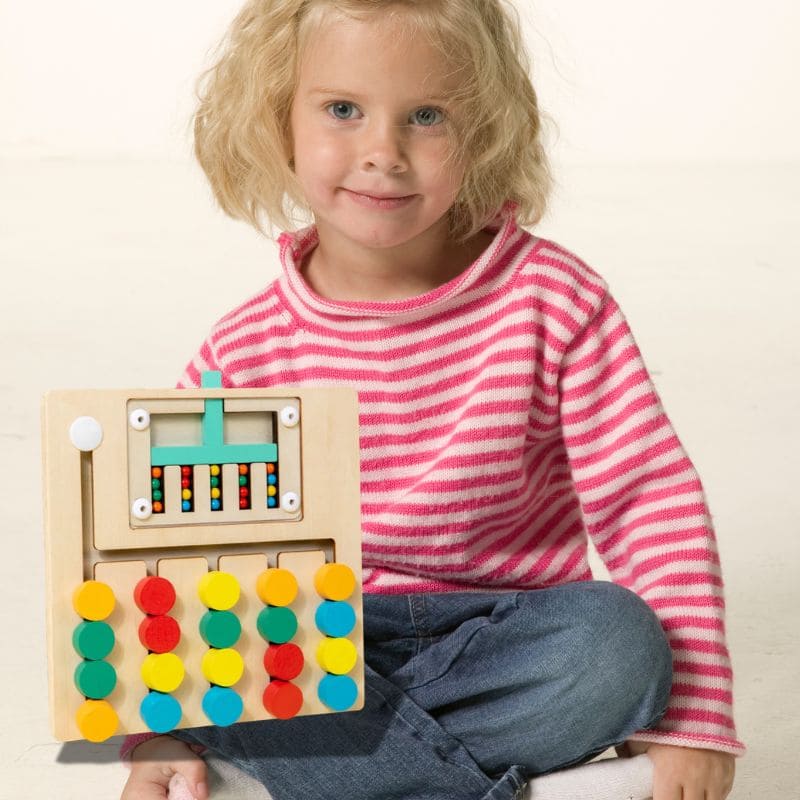 Un jeu fille de 5 ans présente son jeu de logique 5 rangées de couleurs niveau expert