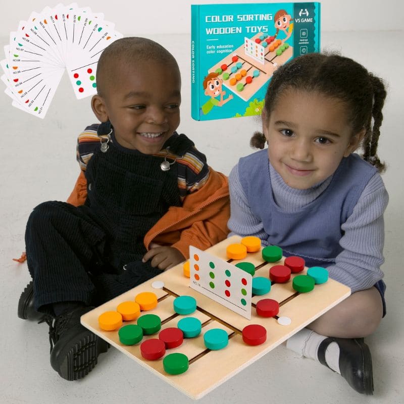 2 petits enfants jouent à leur nouveau jeu de logique à 2 joueurs vraiment génial