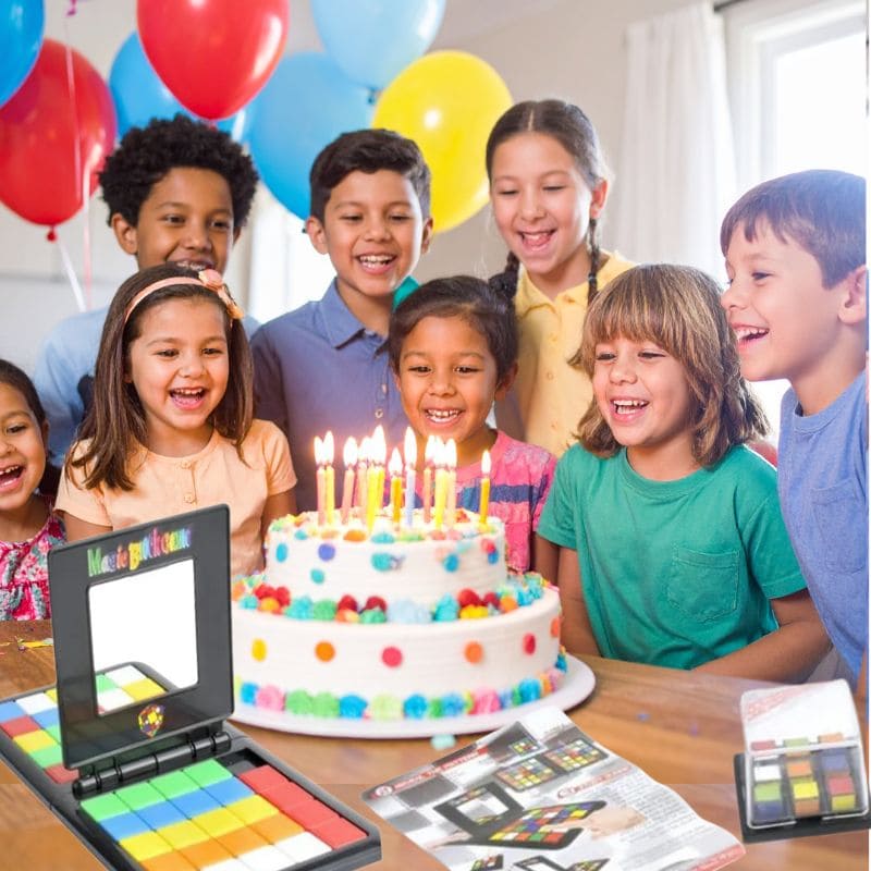 8 enfants de tous âges autour d'un gros gâteau heureux du cadeau reçu un jeu d'anniversaire