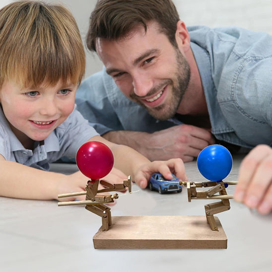 manipuler les marionnette en bois articulée en forme d escrimeur pour vaincre en duel de ce jeu de société à 2 tordant