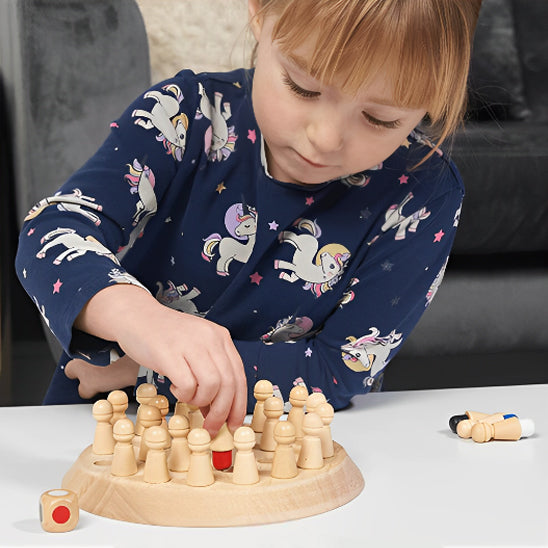 une jeune fille de 8ans joue seule avec son jeu de société en bois arrondi aux chevillettes à pointe coloré,elle est calme et sereine
