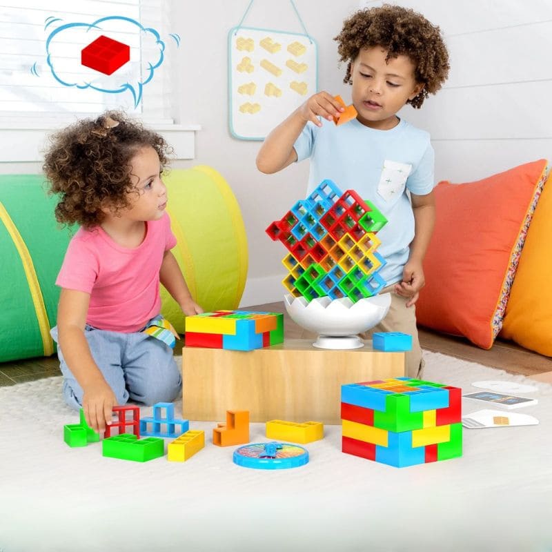 2 enfants frère et soeur construisent des modèles 3D avec les blocs du jeu de société enfant