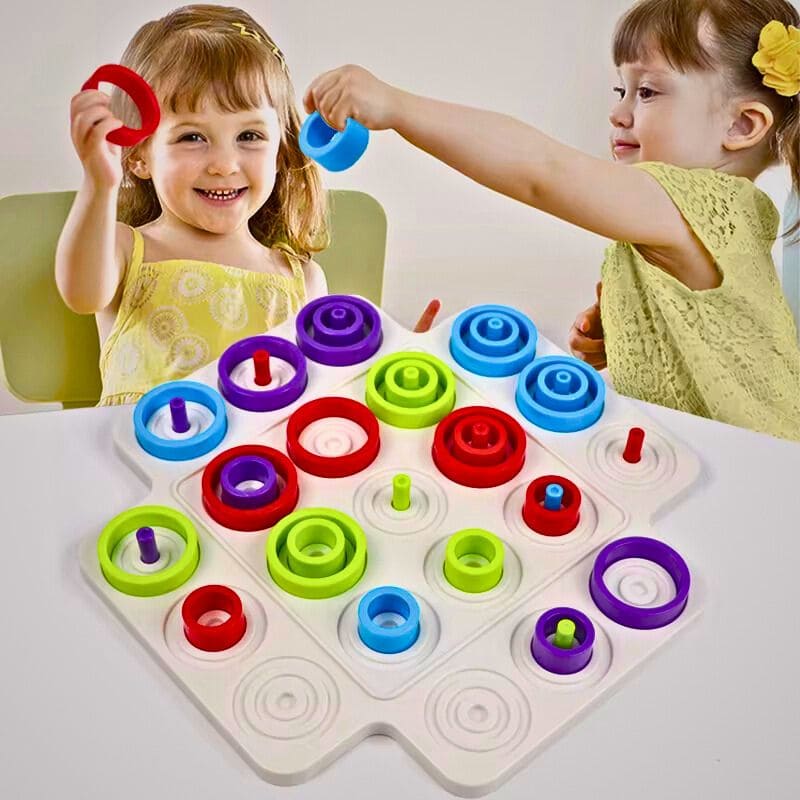 2 petites filles de 4 et 5ans jouent au nouveau jeu de stratégie familial