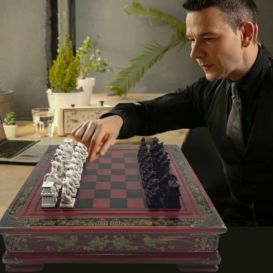homme qui joue au jeu d'échec en bois artisanale en direct sur partage d'écran avec sa fille.