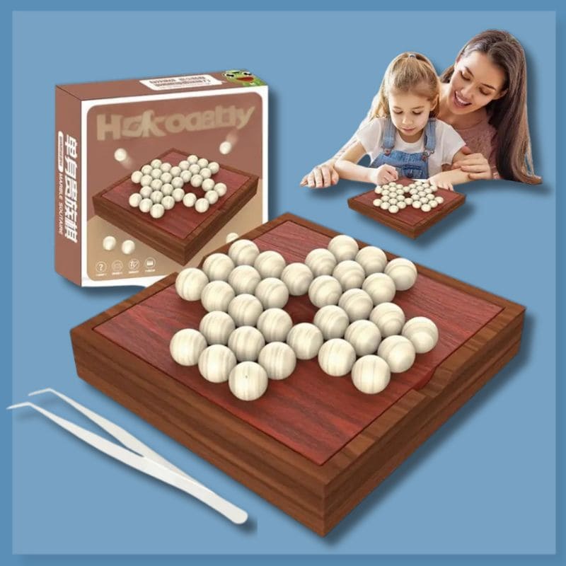 une mère montre à sa fille un de leurs jeux de stratégie connu nommé Jeu du solitaire