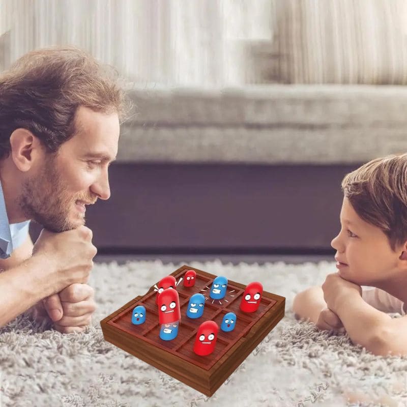 père et fils s'afffrontent dans un matche de jeux de stratégie tic-tac-toe réinventé le Gobe-Gobelets