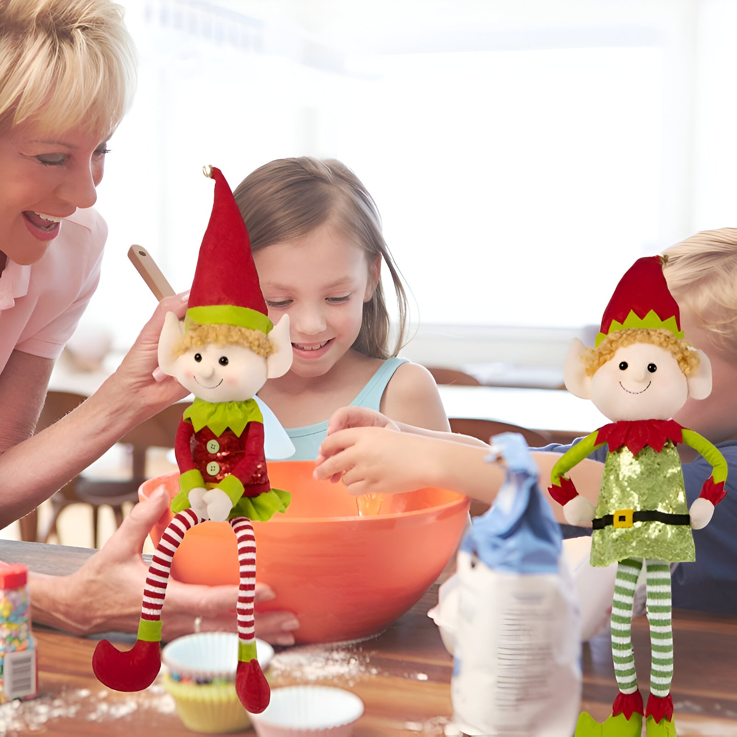 grand-mÚre invite les enfants à cuisiner les biscuits de Noël et Lutin farceur veut aider