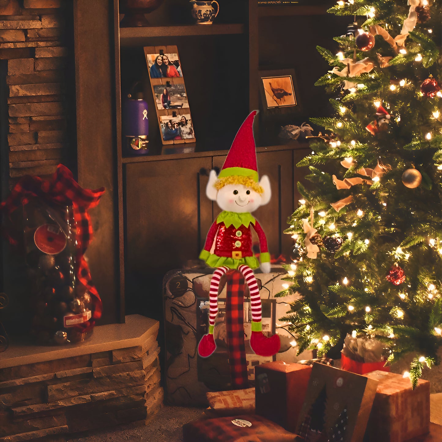 dans un beau décor de Noël un sapin lumineux brillant éclaire notre lutin farceur qui fouille dans les cadeaux