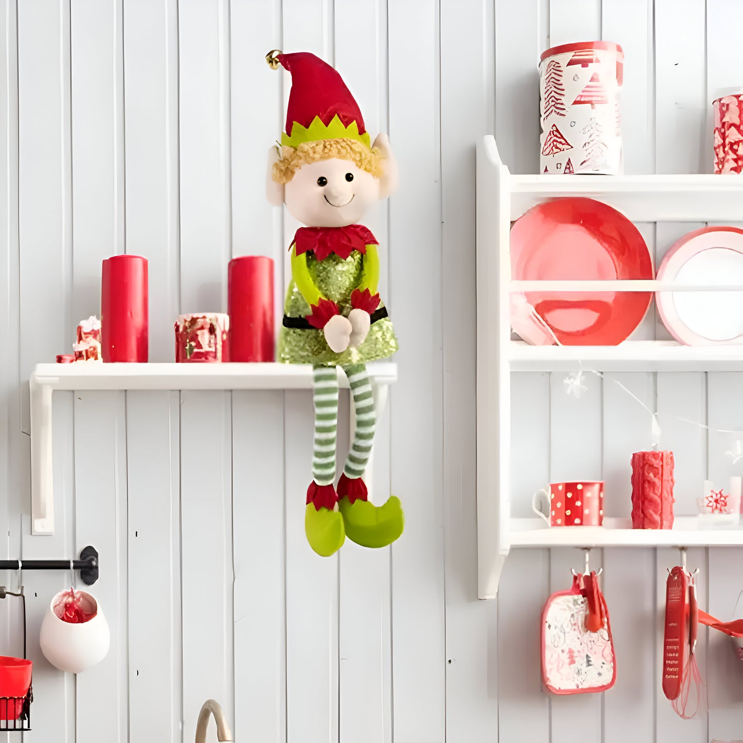 un joli lutin vert se cache des parents farceurs pour ne pas aider Ă faire la vaisselle