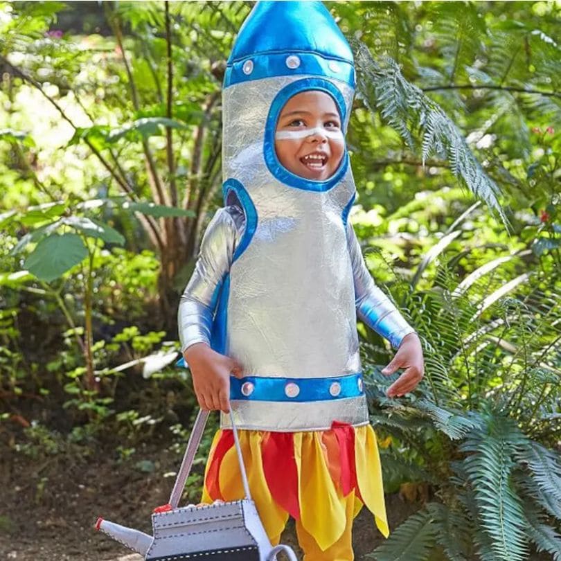 un garçon avec son deguisement Halloween enfant de fusée qui marche confortablementsans se sentir coincé ni trop chaud ni trop froid