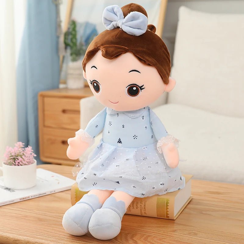 poupée fille sur un bureau porte une belle robe bleue sera le cadeau idéal pour votre fille de 1-5ans