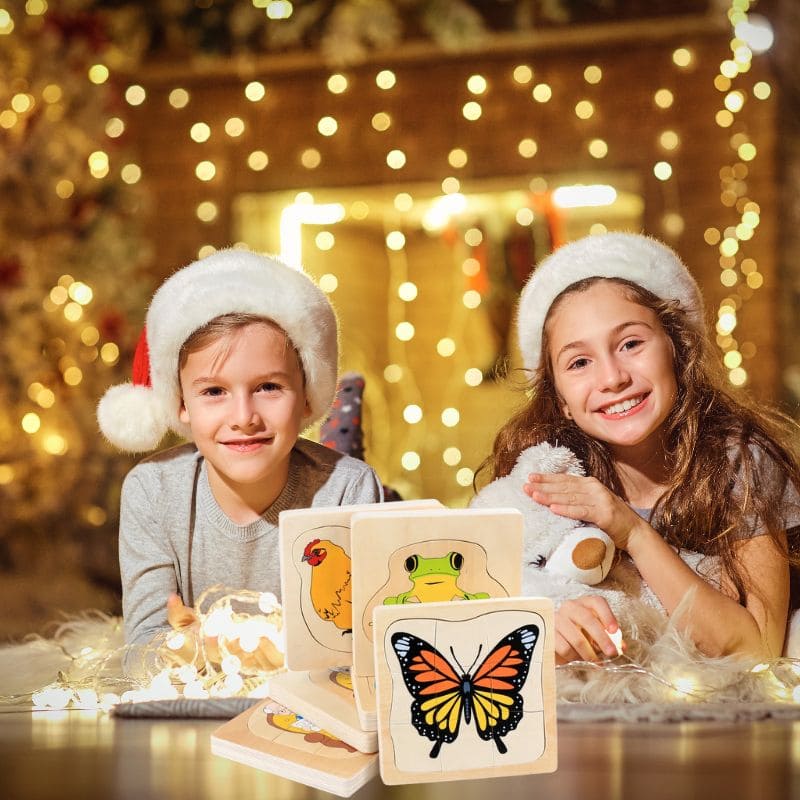 2 enfants célÚbrent Noël sous le sapin avec leur cadeau un puzzle en bois multi surface de cycle de la vie pour aimer les sciences