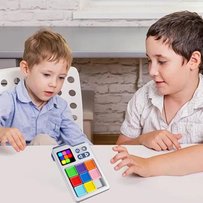 2 garçons jouent avec leur smart game en attendant le dîner loin des écrans