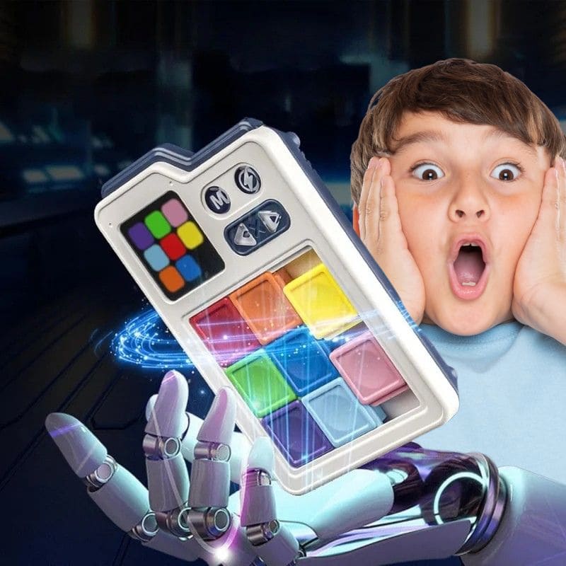 Un garçon excité devant son SMART GAME aux couleurs éclatante il est fou de joie