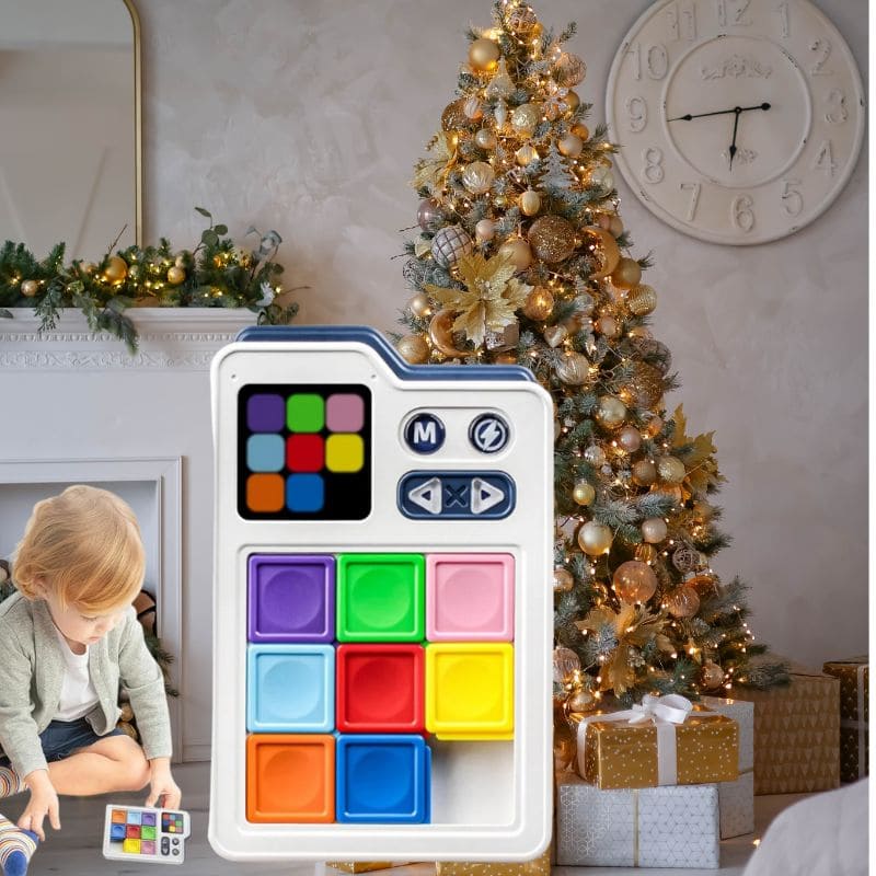 Un gamin joue avec son nouveau jeu smart game qu'il vient de recevoir pour Noël que Père Noël a glissé dans sa chaussette de Noël