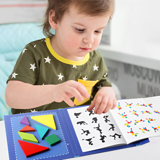 Un gamin de 4 ans réfléchit devant son Tangram en bois coloré, fier de ses capacités