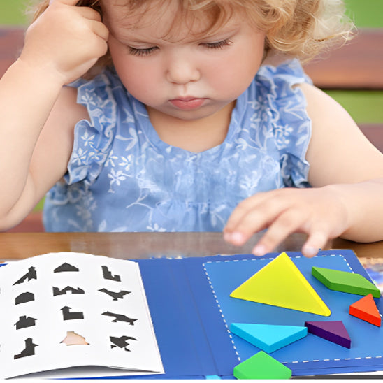 Une petite fille place ses pièces de Tangram pour solutionner le prolème.